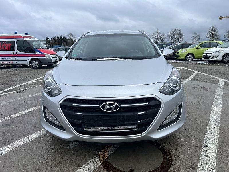 Gebraucht Hyundai i30 110 PS (80 kW) 2015 Silber Limousine