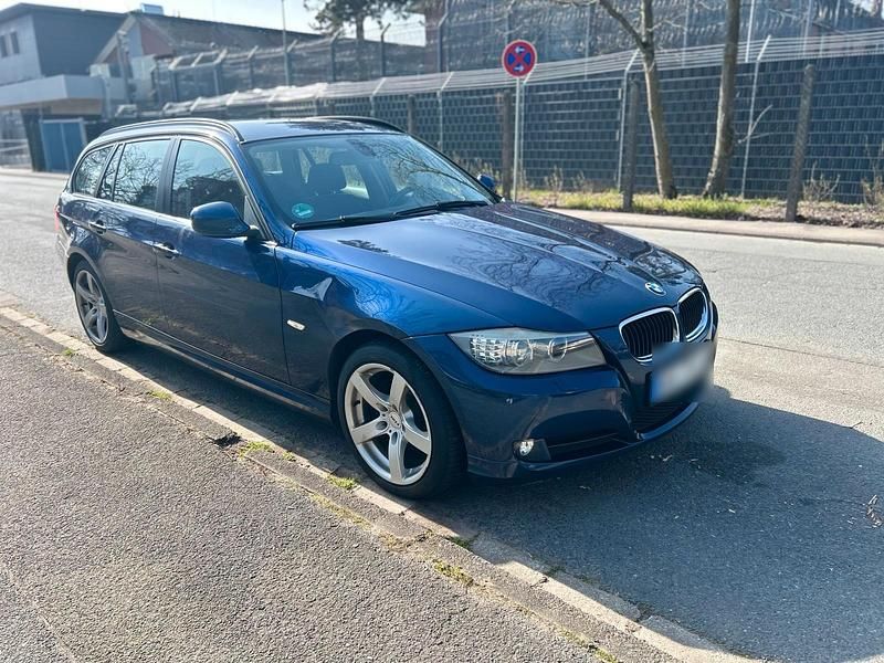Gebraucht BMW 320 184 PS (135 kW) 2011 Blau Kombi
