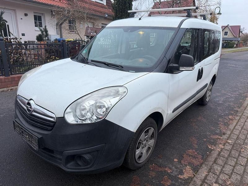 Weiß Gebraucht 2016 Opel Combo Edition Van / Kleinbus | 2.699 € - Bild 1/4