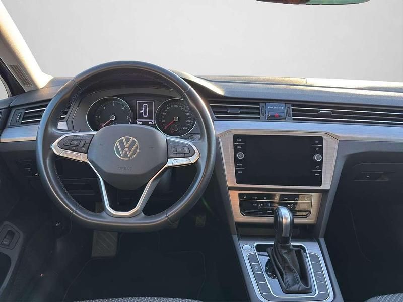 Gebraucht VW Passat Basis 122 PS (89 kW) 2023 Pyritsilber metallic (metallic) Kombi