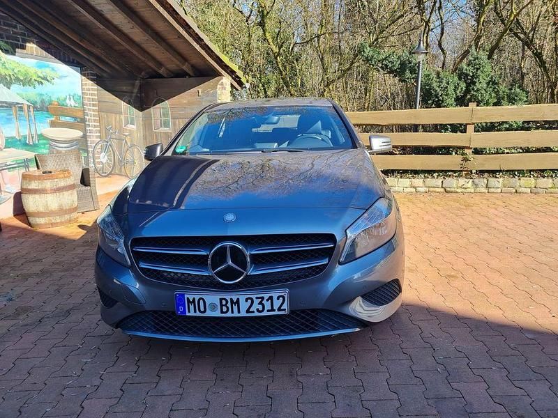 Gebraucht Mercedes A180 122 PS (89 kW) 2014 Grau Limousine