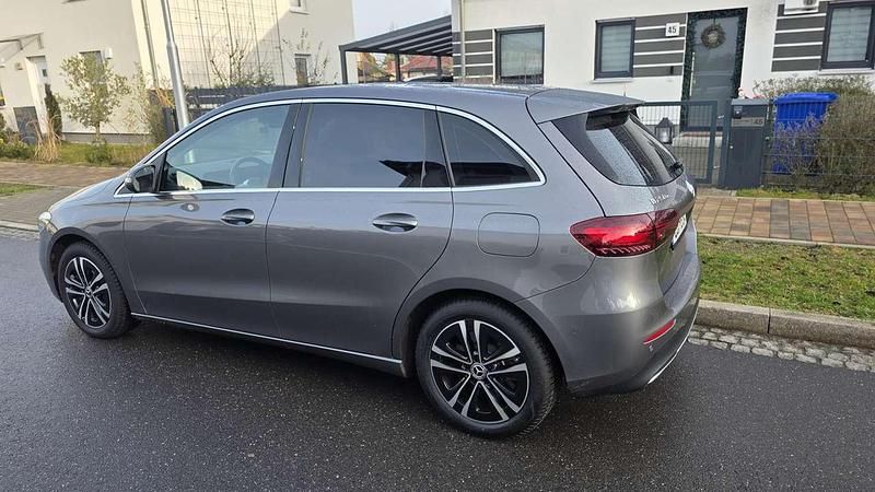 Gebraucht Mercedes B250 163 PS (119 kW) 2023 Grau Van / Kleinbus