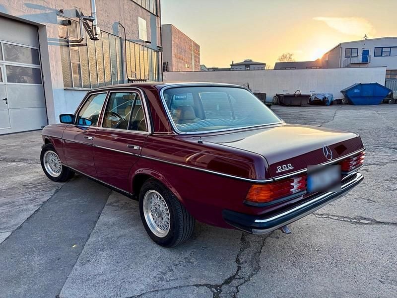 Gebraucht Mercedes 200 109 PS (80 kW) 1983 Rot Limousine