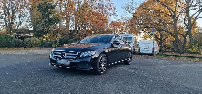 Schwarz Gebraucht 2017 Mercedes E220 AMG Limousine | 23.500 € (Guter Preis) - Bild 1/4