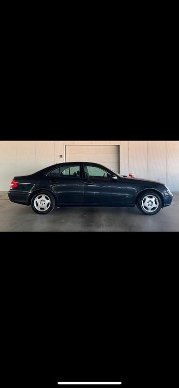 Schwarz Gebraucht 2003 Mercedes E240 Limousine | 4.300 € (Guter Preis) - Bild 1/4