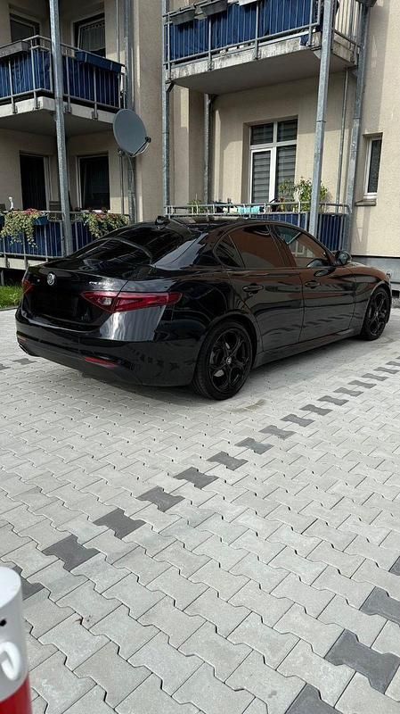 Schwarz Gebraucht 2017 Alfa Romeo Giulia Limousine | 15.900 € (Fairer Preis) - Bild 1/4