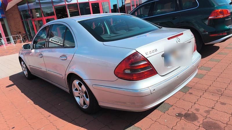 Gebraucht Mercedes E220 150 PS (110 kW) 2002 Silber Limousine