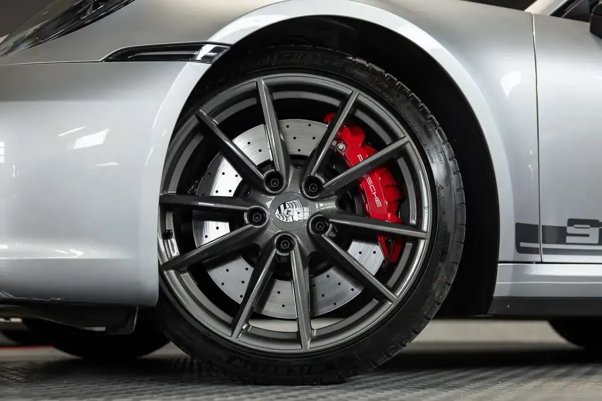 Gebraucht Porsche 992 581 PS (427 kW) 2024 Sportsilber metallic Coupé