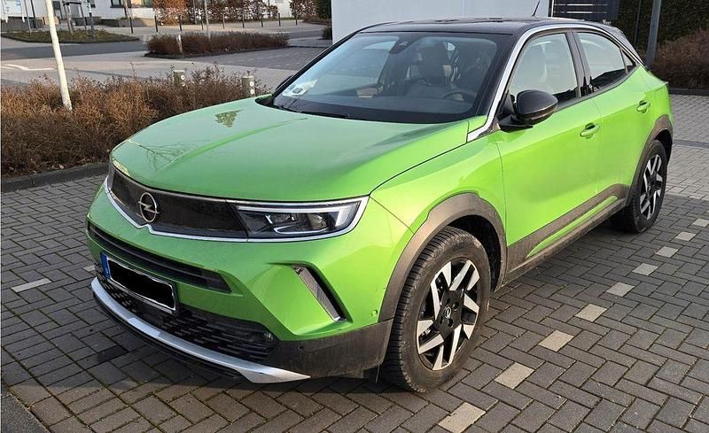 Grün Gebraucht 2021 Opel Mokka-e Elegance SUV | 16.490 € (Guter Preis) - Bild 1/4