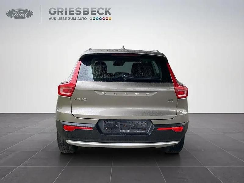 Gebraucht Volvo XC40 Momentum 163 PS (119 kW) 2022 Pebble grey / metallic SUV