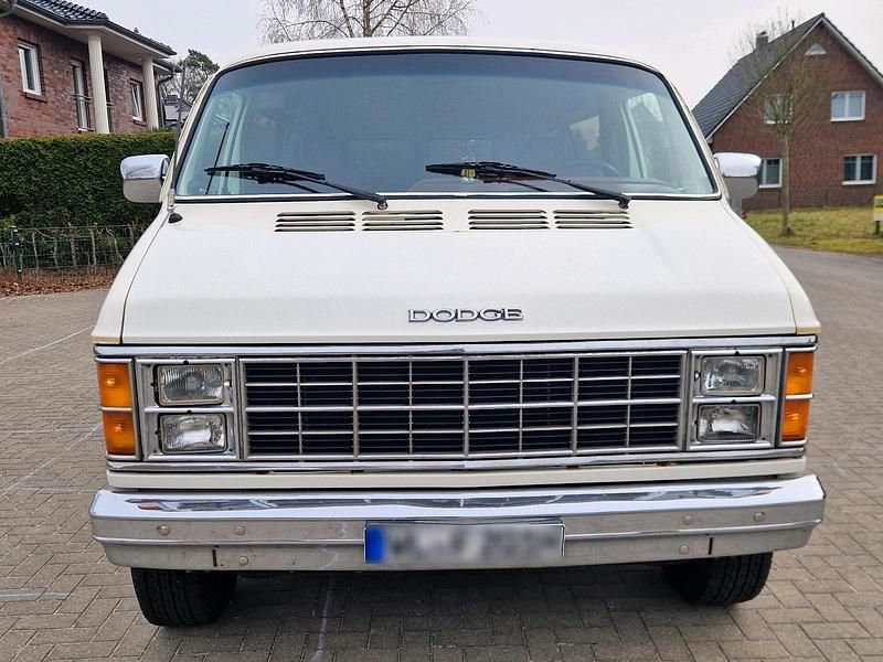 Używany Dodge Ram 220 KM (161 kW) 1985 Biały Pickup