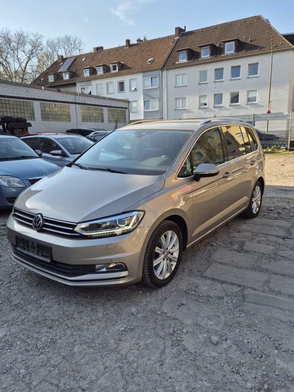 Beige Gebraucht 2017 VW Touran Highline Van / Kleinbus | 15.900 € (Superpreis) - Bild 1/4