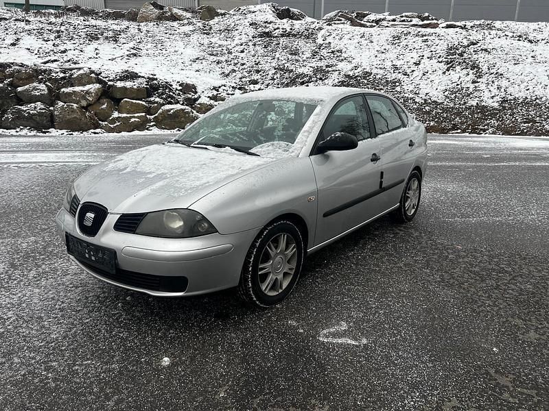 Silber Gebraucht 2003 Seat Cordoba Limousine | 999 € (Superpreis) - Bild 1/4