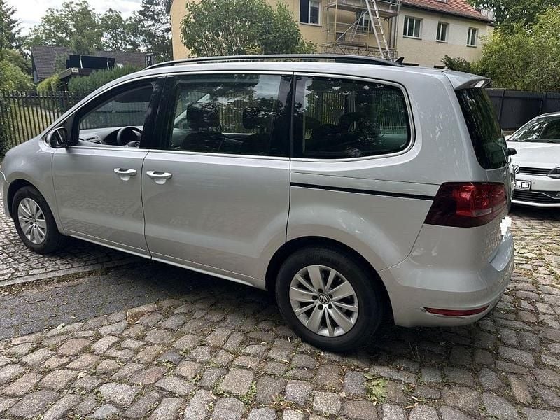 Silber Gebraucht 2018 VW Sharan Comfortline Van / Kleinbus | 18.690 € - Bild 1/4