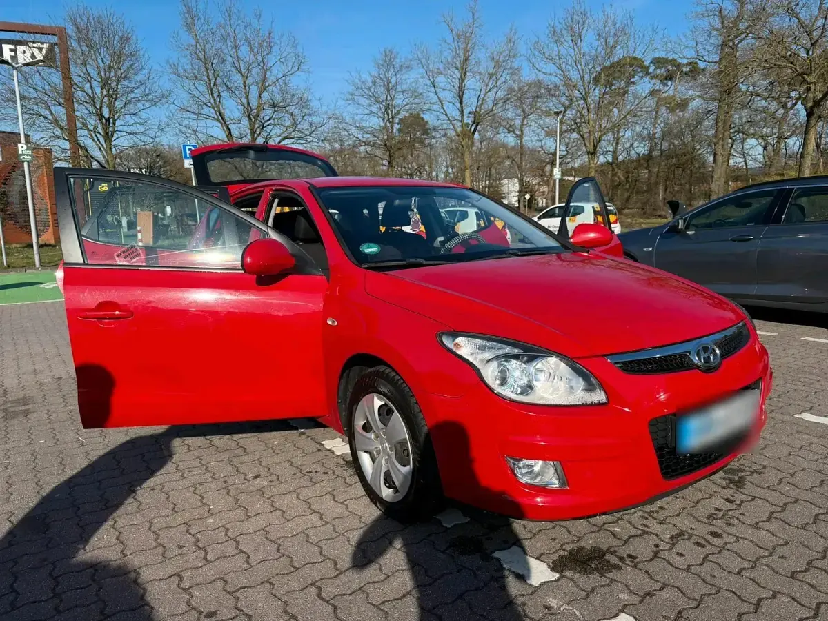 Gebraucht Hyundai i30 127 PS (93 kW) 2010 Rot Limousine