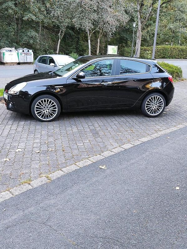 Schwarz Gebraucht 2016 Alfa Romeo Giulietta Kleinwagen | 9.800 € (Fairer Preis) - Bild 1/4