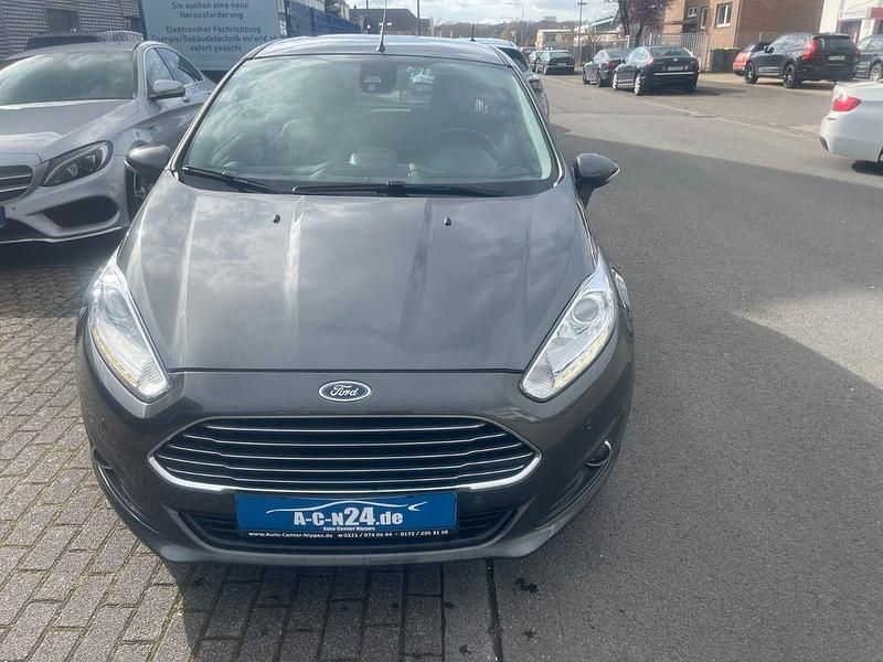 Gebraucht Ford Fiesta Titanium 101 PS (74 kW) 2017 Grau Limousine