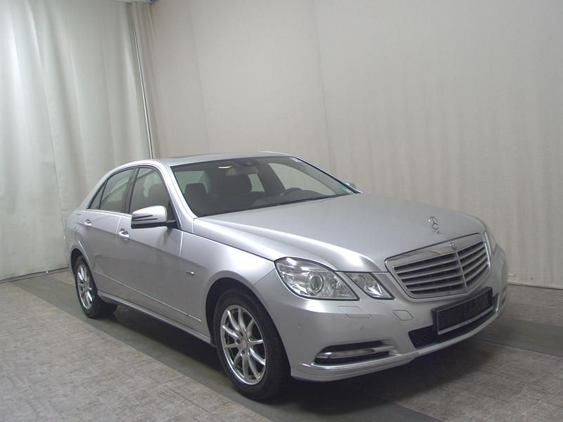 Gebraucht Mercedes E220 170 PS (125 kW) 2012 Iridium silber metalliclack (metallic) Limousine