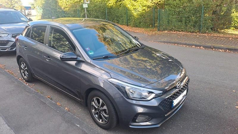 Grau Gebraucht 2019 Hyundai i20 YES! Kleinwagen | 11.900 € (Fairer Preis) - Bild 1/4