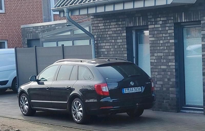 Schwarz Gebraucht 2011 Skoda Superb Kombi | 4.500 € (Superpreis) - Bild 1/1