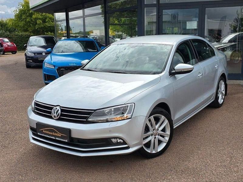 Silber Gebraucht 2015 VW Jetta Basis Limousine | 13.850 € (Teuer) - Bild 1/4