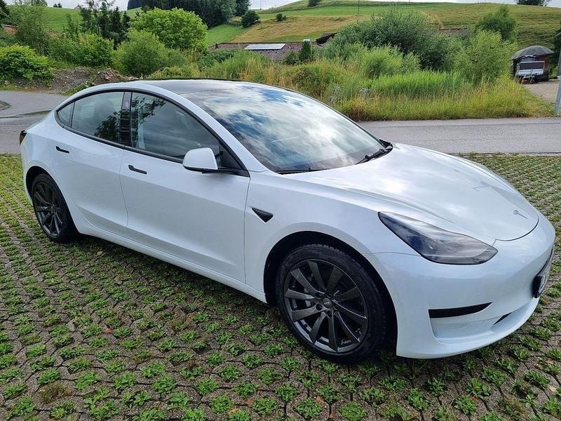 Rot Gebraucht 2021 Tesla Model 3 Standard Range Plus Limousine | 21.200 € (Superpreis) - Bild 1/4