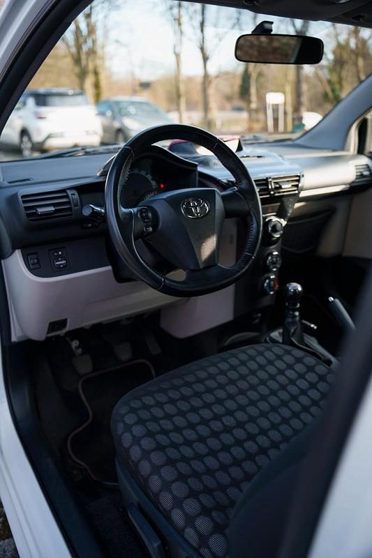 Gebraucht Toyota iQ 68 PS (50 kW) 2011 Weiß Kleinwagen