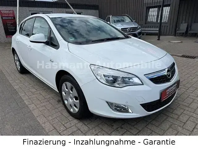 Gebraucht Opel Astra Design Edition 116 PS (85 kW) 2011 Schneeweiss/olympic/summit whi Limousine
