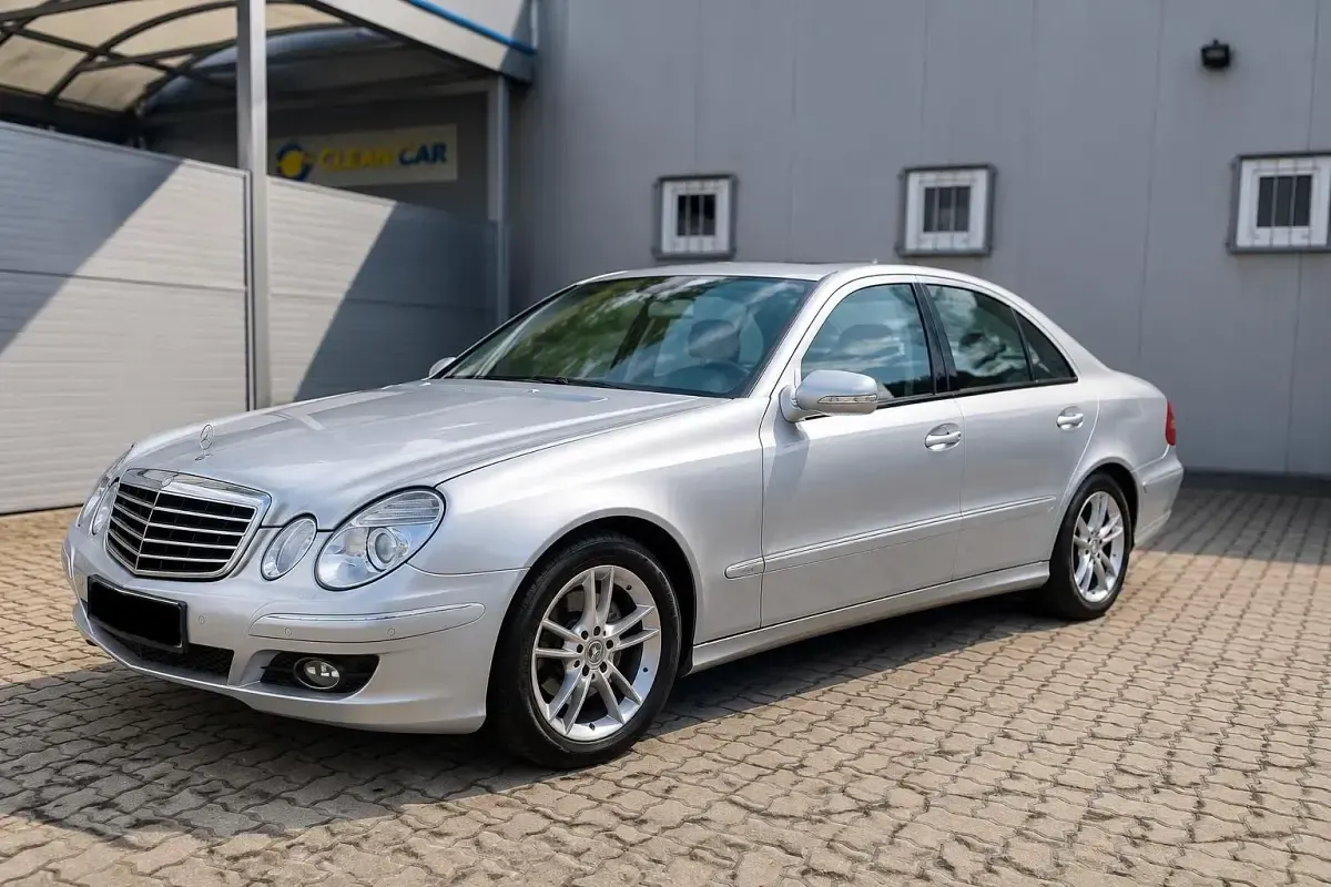 Usado Mercedes E200 136 CV (100 kW) 2009 Plateado Berlina