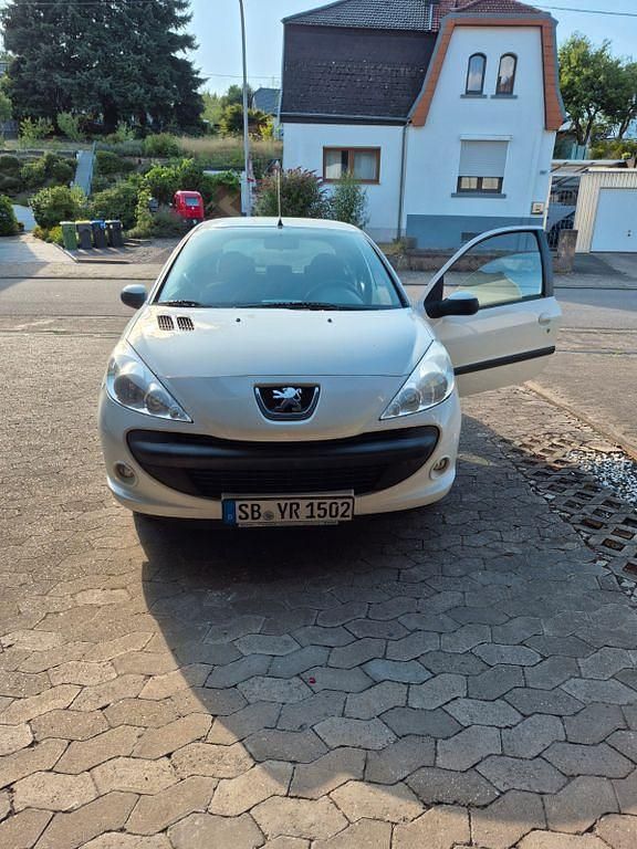 Weiß Gebraucht 2010 Peugeot 206 Limousine | 3.200 € (Fairer Preis) - Bild 1/4