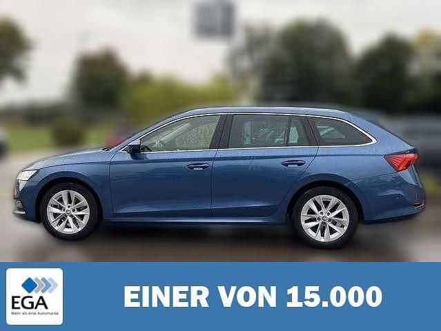 Blau metallic Gebraucht 2021 Skoda Octavia Style Kombi | 27.900 € (Teuer) - Bild 1/4