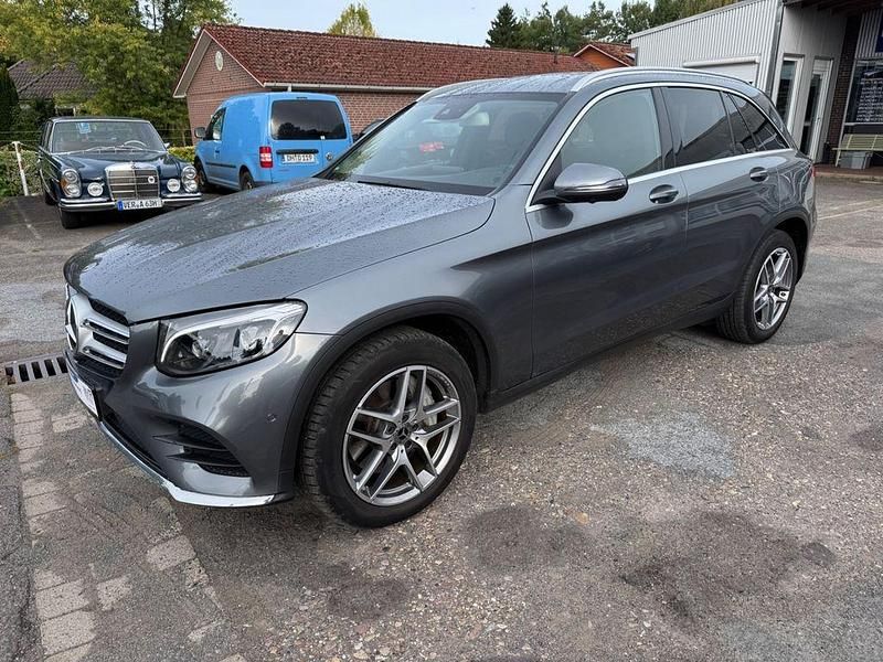 Grau Gebraucht 2019 Mercedes GLC250 AMG line SUV | 29.900 € (Fairer Preis) - Bild 1/4