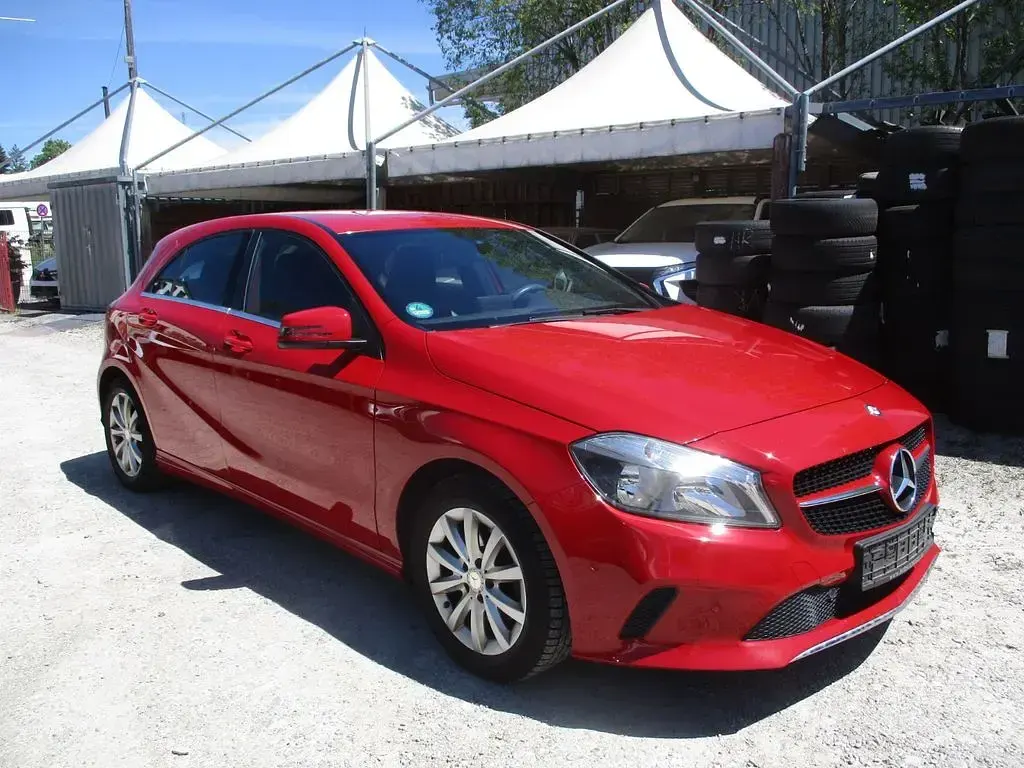Gebraucht Mercedes A180 Style 122 PS (89 kW) 2016 Rot Limousine