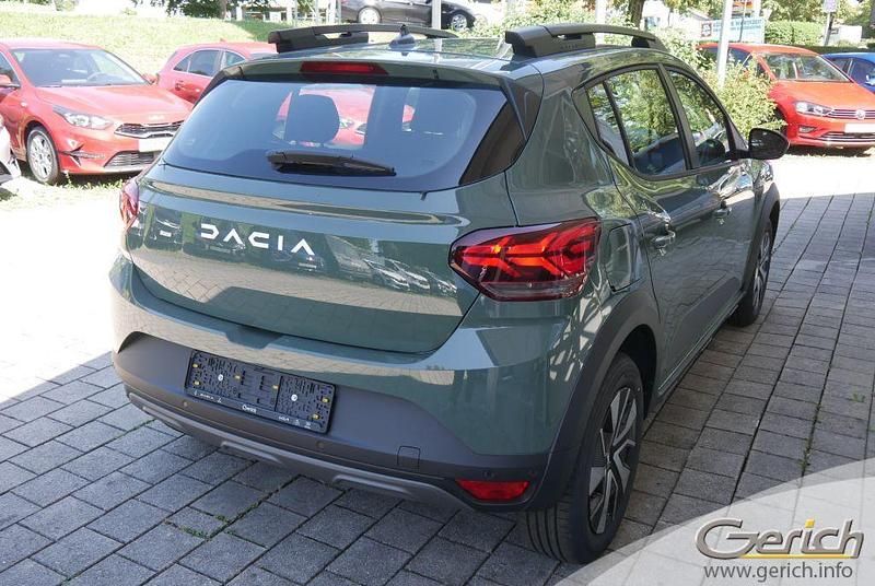 Gebraucht Dacia Sandero Expression 91 PS (66 kW) 2024 Safarigrüngrau metallic Kleinwagen