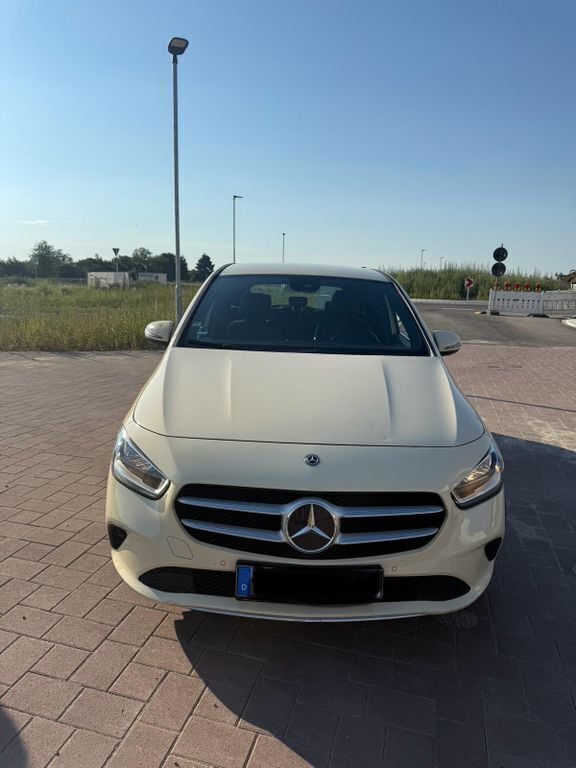 Beige Gebraucht 2019 Mercedes B180 Van / Kleinbus | 10.500 € (Superpreis) - Bild 1/4