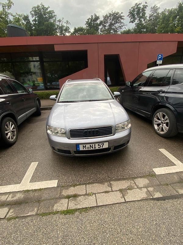 Grau Gebraucht 2003 Audi A4 Kombi | 700 € (Superpreis) - Bild 1/4