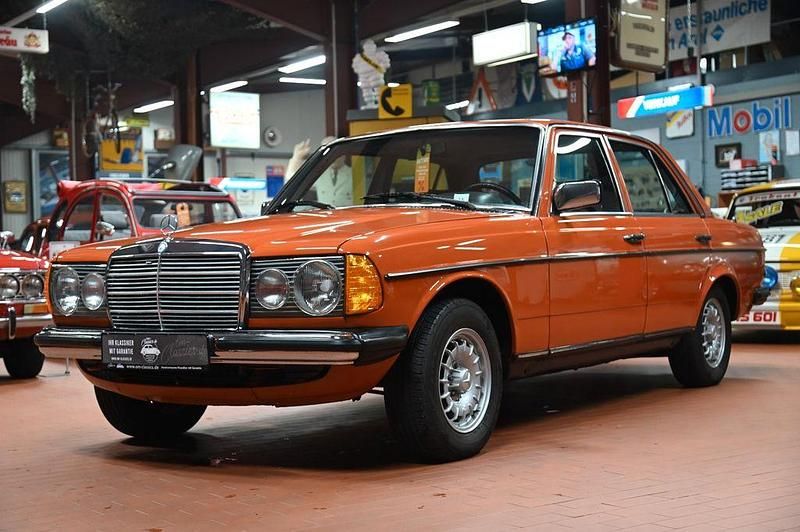 Rot Gebraucht 1982 Mercedes 240 Limousine | 14.990 € - Bild 1/4