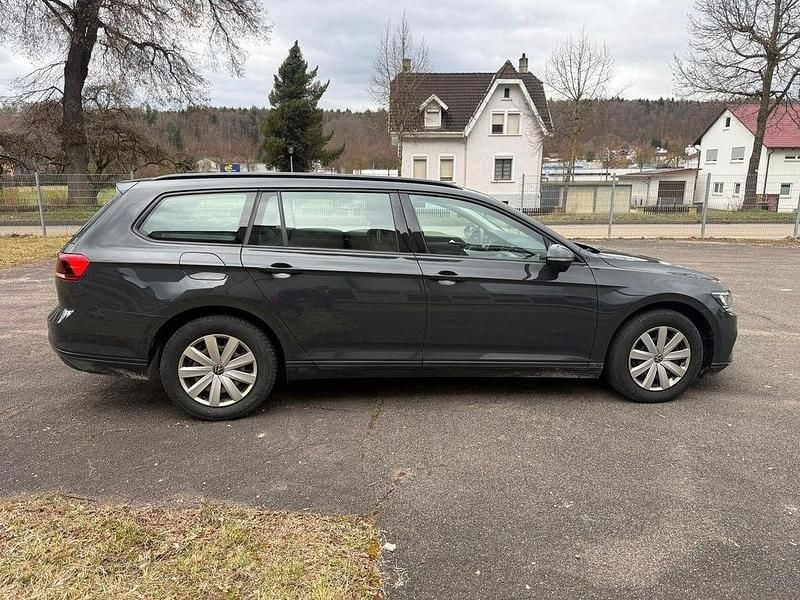 Gebraucht VW Passat Basis 150 PS (110 kW) 2020 Uranograu Kombi