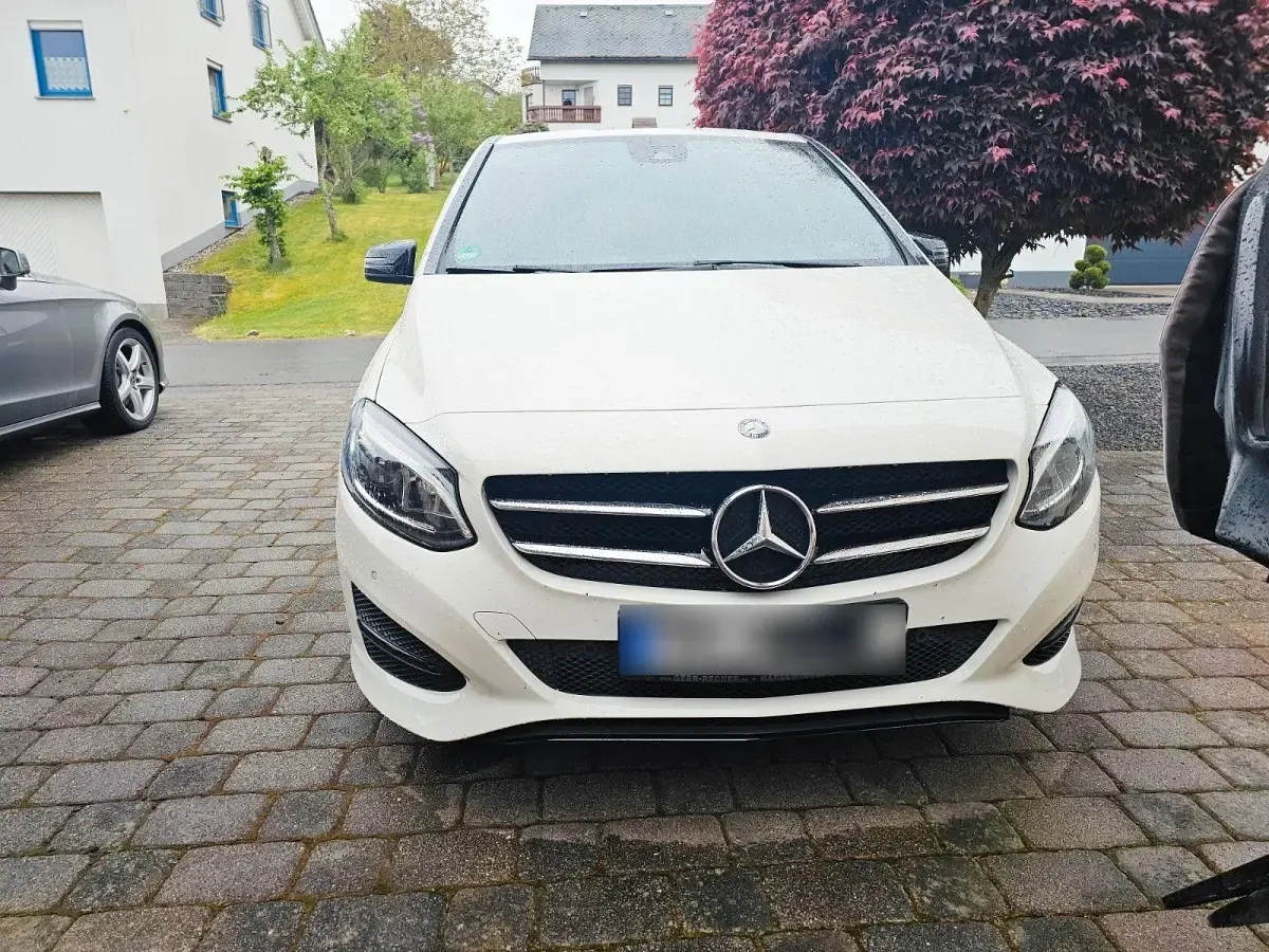 Gebraucht Mercedes B180 Sport 122 PS (89 kW) 2015 Weiß Van / Kleinbus