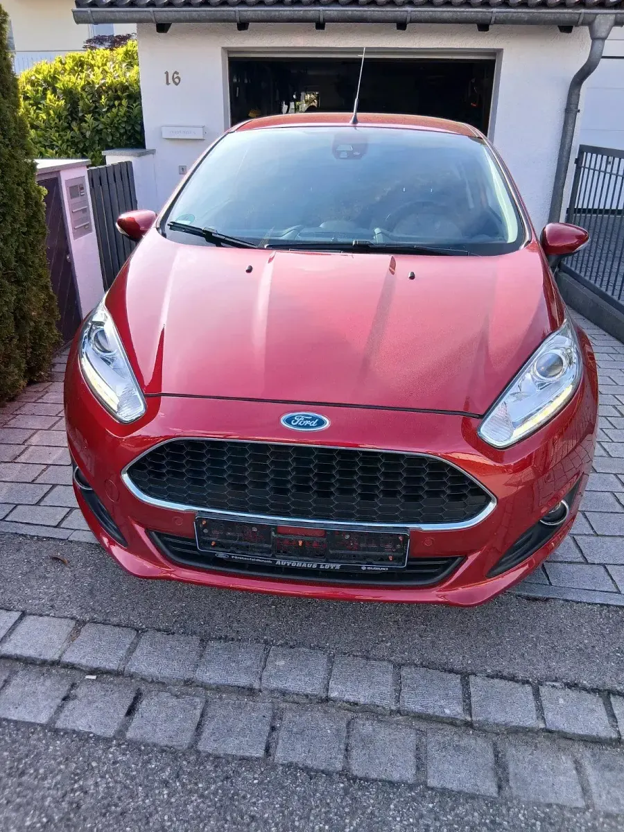Gebraucht Ford Fiesta Celebration 80 PS (58 kW) 2017 Rot Kleinwagen