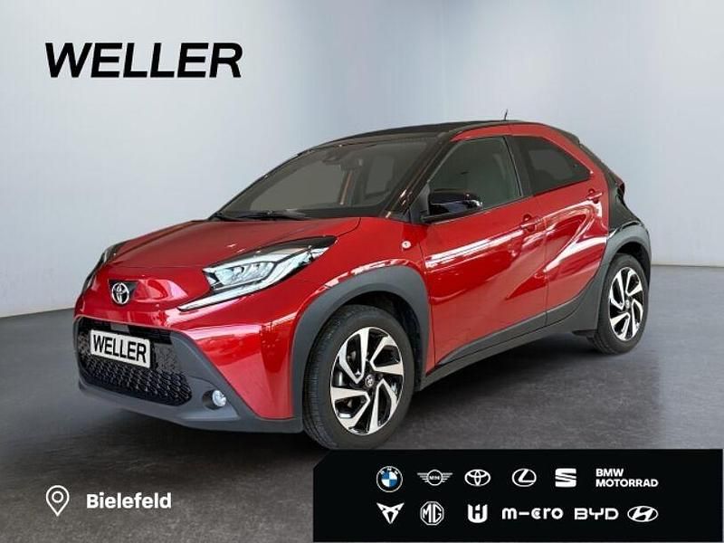 Chili red / night sky black (rot) Gebraucht 2024 Toyota Aygo Team Kleinwagen | 18.480 € (Fairer Preis) - Bild 1/3