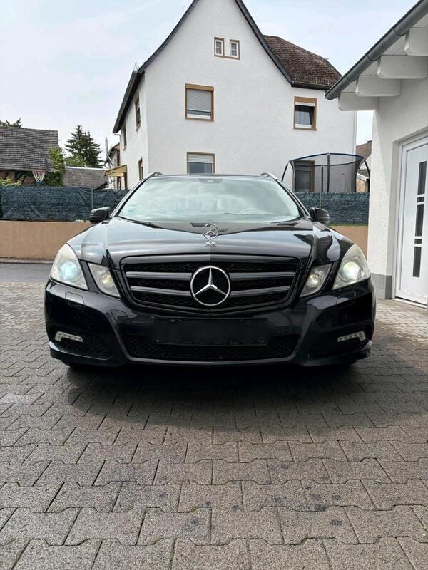 Schwarz Gebraucht 2010 Mercedes E250 Kombi | 4.500 € (Guter Preis) - Bild 1/4