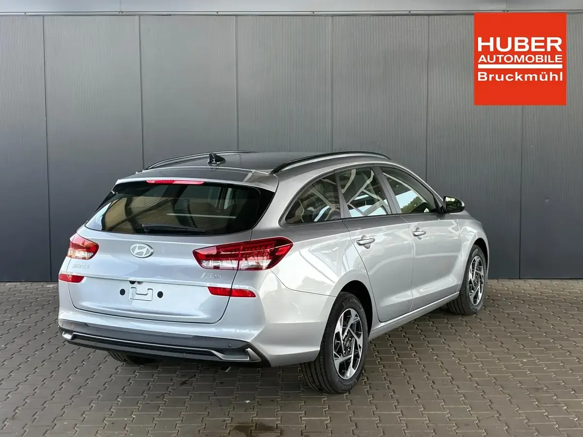 Neu Hyundai i30 Comfort 101 PS (74 kW) 2025 Shimmering silver Kombi