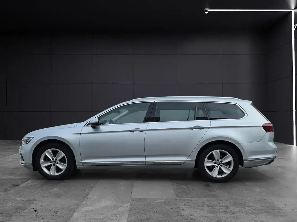 Gebraucht VW Passat Elegance 200 PS (147 kW) 2022 Scale silver metallic Kombi