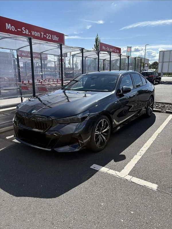 Grau Gebraucht 2024 BMW 520 Sport Line Limousine | 54.000 € (Fairer Preis) - Bild 1/4