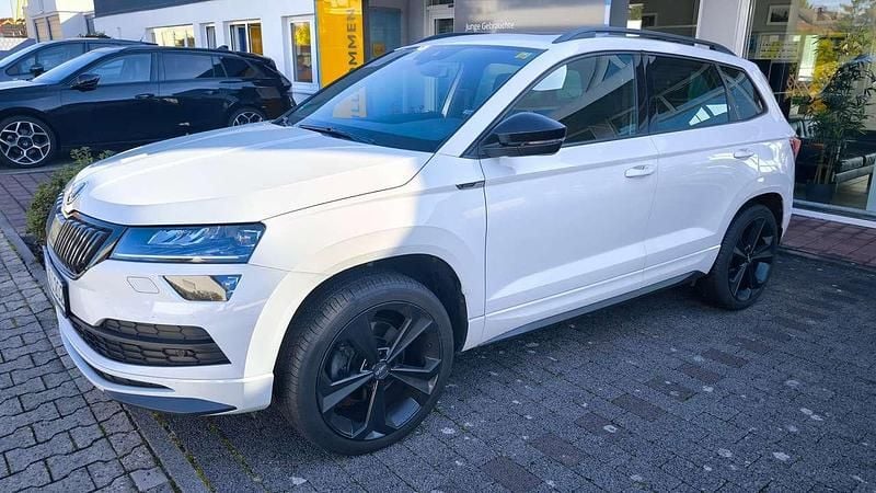 Moonweiss metallic Gebraucht 2019 Skoda Karoq SportLine SUV | 23.490 € (Fairer Preis) - Bild 1/4