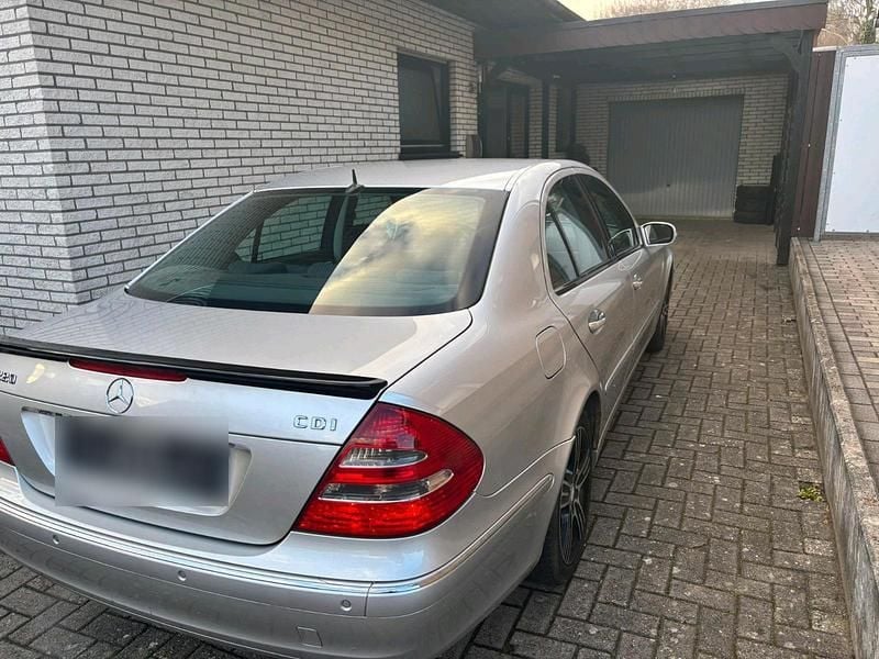 Second-hand Mercedes E220 150 CP (110 kW) 2002 Argintiu Berlinǎ