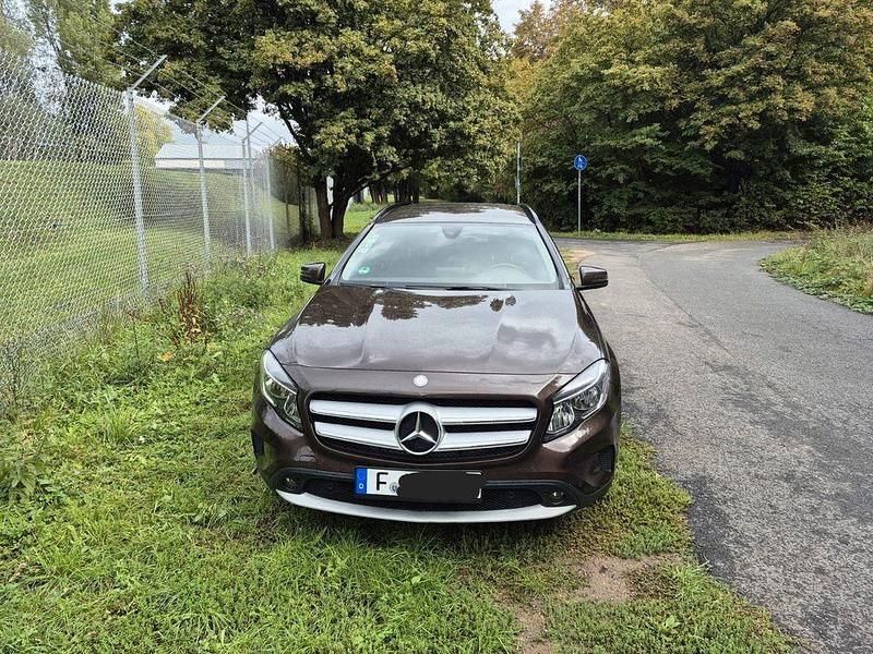 Braun Gebraucht 2016 Mercedes GLA200 Style SUV | 16.000 € (Guter Preis) - Bild 1/4
