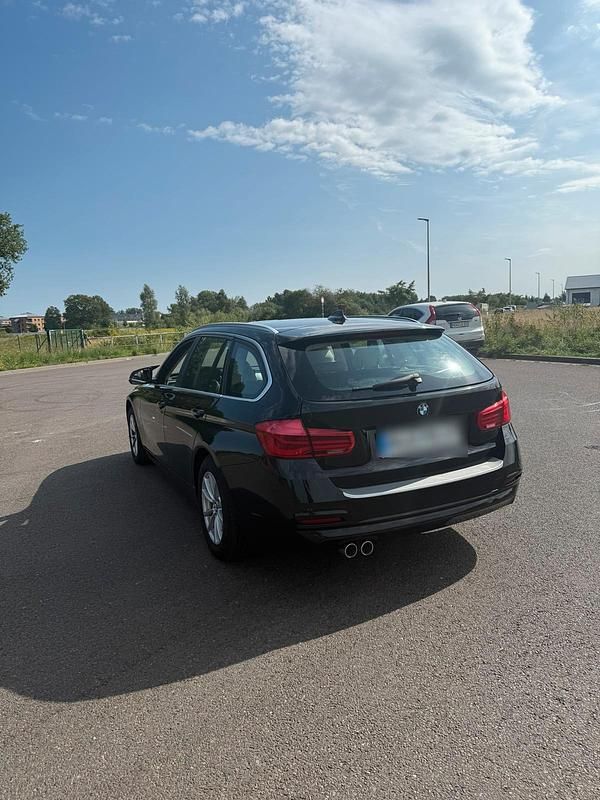 Schwarz Gebraucht 2016 BMW 320 Kombi | 10.299 € (Guter Preis) - Bild 1/4