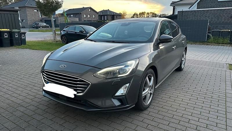 Grau Gebraucht 2019 Ford Focus Titanium Limousine | 15.000 € (Fairer Preis) - Bild 1/4
